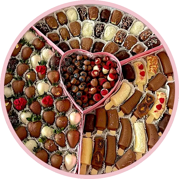 Самая большая круглая коробка с отсеками: клубника, финики, сердце из ягод